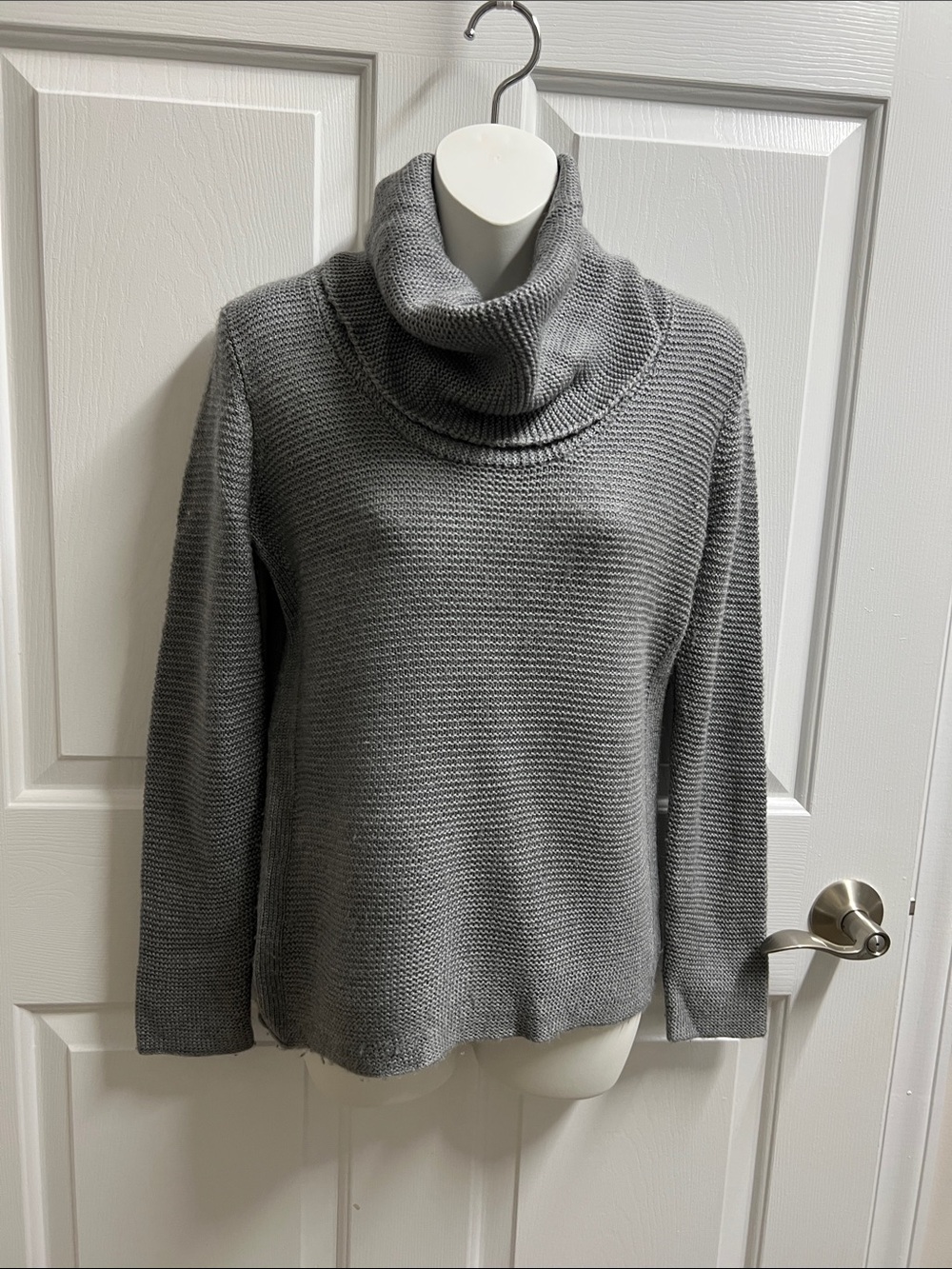 Banana Republic women’s Gray Cowl Neck Sweater chunky medium M 556